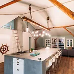 Lofoten Aparthotel 4*